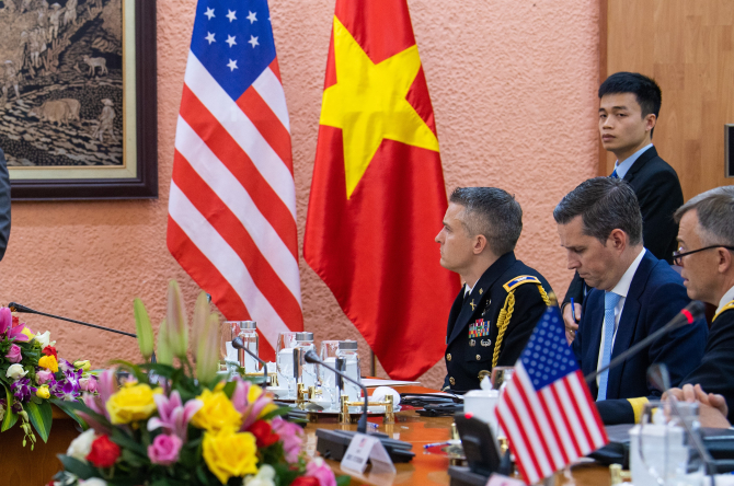 Foto: Delegația americană, în timpul vizitei în Vietnam a fostului secretar american al Apărării, Mark T. Esper, noiembrie 2019 / DoD foto: Sgt. Nicole Mejia