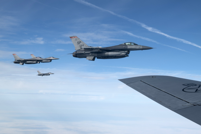 Avioane de luptă F-16 ale USAFE au sosit în România pe pentru a consolida în continuare ''NATO Air Policing'' în regiunea Mării Negre. Sursa Foto: NATO.