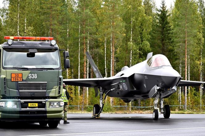 Un F-35A este realimentat şi pregătit pentru decolare pe o autostradă din Tervo, Finlanda /Foto: Ole Andreas Vekve, Forțele Armate Norvegiene.
