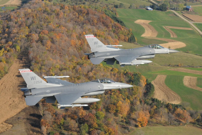 Avioane de luptă F-16 Fighting Falcon ale SUA. Photo credit: National Guard
