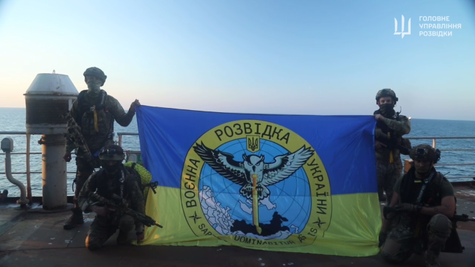 Militari ucraineni din cadrul Forțelor pentru operaţii speciale GUR pe una dintre platformele de foraj din Marea Neagră, august 2023. Sursa Foto: material video GUR.