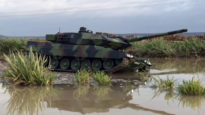 Tanc Leopard 2A6, în timpul unor teste în noroi. Foto: @YouTube Mad und der Leutnant und der Leutnant