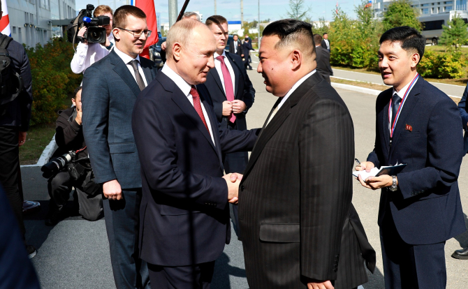 Întrevederea dintre președintele rus Vladimir Putin și liderul nord-coreean Kim Jong-Un în Orientul Îndepărtat Rus. Foto: Kremlin.ru