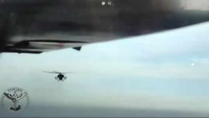 Captură video GUR, cu drona ucraineană pe care un elicopter rus a urmărit-o și a încercat să o doboare fără succes în Crimeea