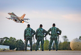 Piloți israelieni urmărind un F-16 Fighting Falcon care decolează. Foto: IDF via The Times of Israel