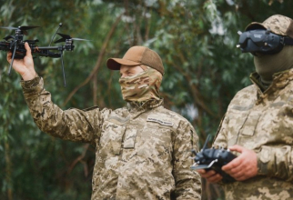 Militari ucraineni care operează o dronă de tip FPV: Sursa foto: AFU.