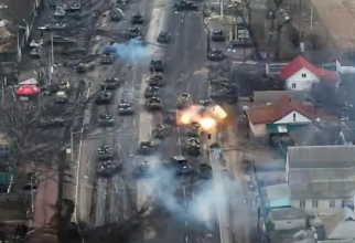 Coloana rusă de tancuri în drum spre Kiev, atacată de ucraineni. Foto: Captură video, surse deschise 