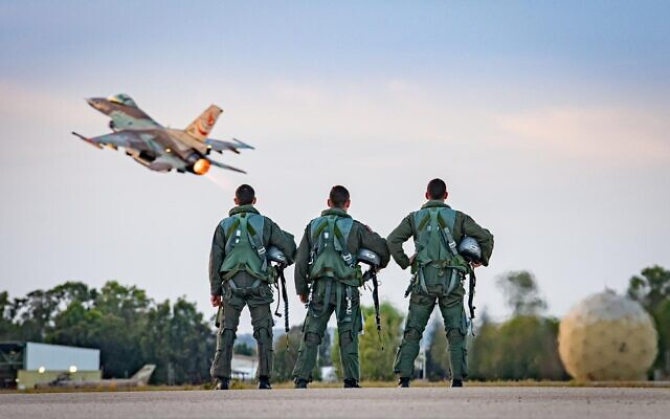 Piloți israelieni urmărind un F-16 Fighting Falcon care decolează. Foto: IDF via The Times of Israel