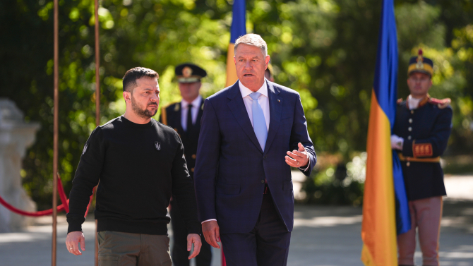 Preşedintele Ucrainei, Volodimir Zelenski, face azi o vizită oficială în România. La ora 13:00 a fost primit la Palatul Cotroceni de preşedintele Klaus Iohannis. Sursa foto: Twitter Klaus Iohannis.