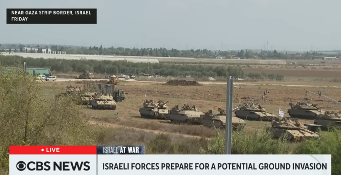 Tancuri de luptă Merkava și tehnică grea israeliană pregătită să intre în Fâșia Gaza. Foto: Captură CBS News