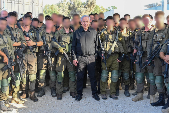 Premierul Benjamin Netanyahu, împreună cu luptători din forțele pentru operații speciale israeliene. Foto: Benjamin Netanyahu @OfficialFacebook