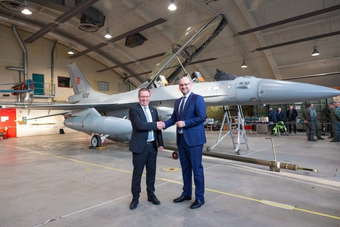 Ministrul norvegian al Apărării, Bjørn Arild Gram, îl felicită pe Cristian Bădescu, ambasadorul României în Norvegia, în fața unuia dintre cele trei avioane F-16 aflate la baza aeriană Rygge, la 28 noiembrie. Sursa Foto: Onar Digernes Aase/Norwegian Armed