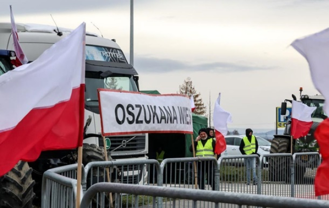 Fermierii polonezi blochează camioanele ucrainene la punctul de control Szegyni. Sursa foto: Getty Images. 