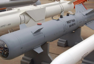 Bombe de aviaţie ghidate FAB-500 (în mijloc) / Foto: Wikipedia.