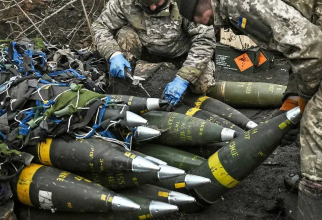 Militari ucraineni manipulând obuze de artilerie. Sursa foto: Statul Major General al Forțelor Armate ale Ucrainei.
