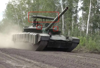 Tanc T-80BVM al armatei ruse, echipat cu blindaj suplimentar montat deasupra turelei și cu sisteme de anti-dronă. Sursa foto: Ministerul rus al Apărării.
