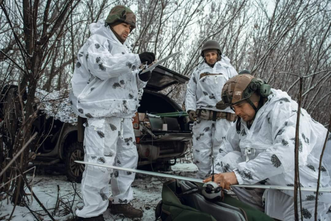 Militari ucraineni care operează o dronă / Armata Ucrainei, facebook