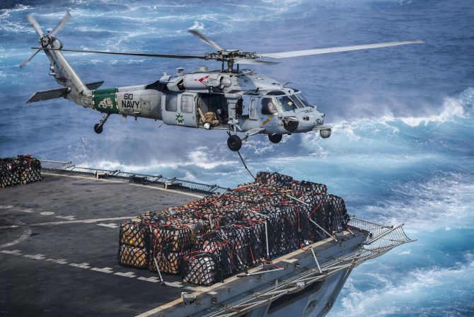 Elicopter american de tip MH-60S operând la bordul portavionului USS Dwight D. Eisenhower. Foto: US Navy