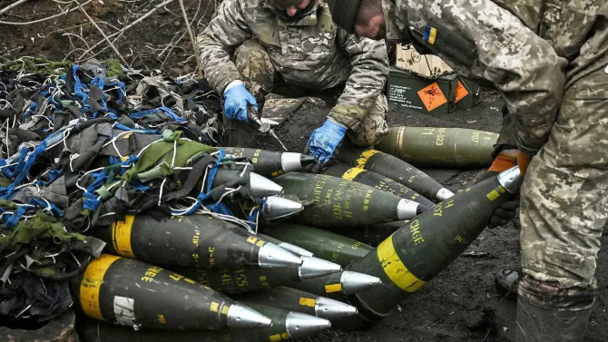 Militari ucraineni manipulând obuze de artilerie. Sursa foto: Statul Major General al Forțelor Armate ale Ucrainei.

