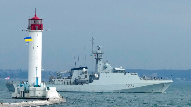 Nava de patrulare OPV Trent a Marinei Regale a Marii Britanii în Marea Neagră, la 7 iulie 2021, în timpul manevrelor militare navale Sea Breeze 2021.
