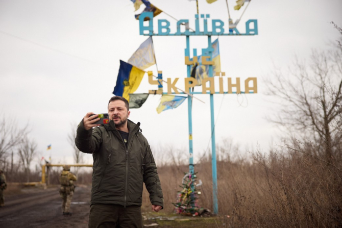 Președintele Volodimir Zelensky, la Avdiivka, oraș asediat intens de ocupantul rus în estul Ucrainei. Foto: Administrația Prezidențială de la Kiev