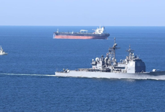 O navă a Marinei SUA urmărește traficul maritim în apropierea Yemenului. Foto: US Fifth Fleet, Facebook
