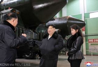 Foto ilustrativ. Kim inspectează, împreună cu fiica sa, o fabrică în care se produc elmente pentru sistemele de rachete; ianuarie 2024