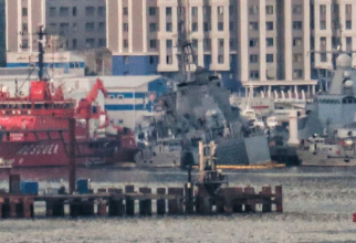 Nava rusă Olenegorski Gorniak ancorată de o navă de sprijin în portul Novorossiisk, în urma unui atac cu o dronă kamikaze ucraineană. Sursa Foto: The Barentsobserver.
