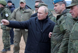 președintele Rusiei, Vladimir Putin, gesticulează în timpul unei vizite la o bază militară din regiunea Ryazan din Rusia. Sursa foto: Kremlin.ru.

