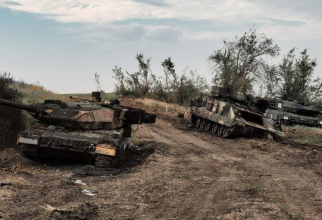 Un tanc ucrainean Leopard 2A6 distrus și unul avariat la sud de linia frontului din localitatea Mala Tokmachka, regiunea Zaporojie. Sursa foto: WM BLOOD.