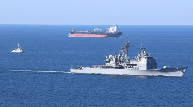 O navă a Marinei SUA urmărește traficul maritim în apropierea Yemenului. Foto: US Fifth Fleet, Facebook
