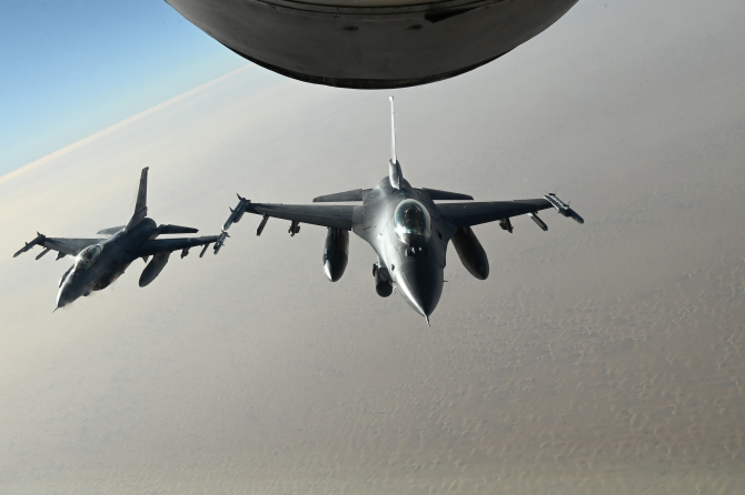 Avioane F-16 Fighting Falcon ale U.S. Air Force efectuează o realimentare în zbor, parte a exercițiului Exercise Ballast Cannon 24.3, desfășurat pe 7 ianuarie 2024 / U.S. Central Command