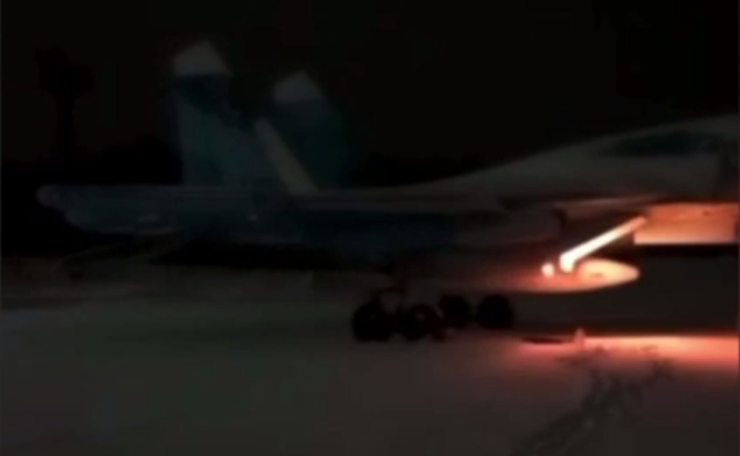 Serviciul de informații al Apărării (GUR) din Ucraina postează o înregistrare video cu un avion rusesc Su-34 care a fost incendiat de un grup de sabotori.