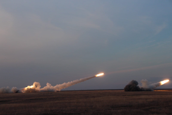 Imagini din timpul lansărilor de rachete HIMARS aflate în dotarea României. Foto: Brigada 8 ROT