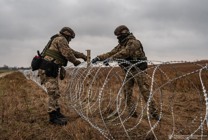 În zona de nord a frontului din Ucraina, militarii ucraineni continuă amenajarea pozițiilor defensive, inclusiv pregătirea unor fortificații suplimentare. Sursa Foto: Facebook/Comandamentul Forțelor Întrunite ale Forțelor Armate ale Ucrainei.