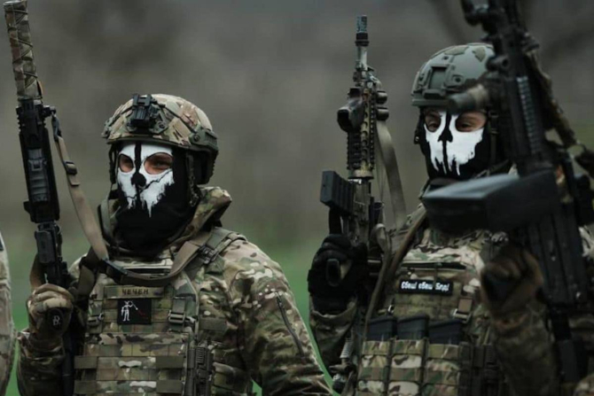 Militari ucraineni din cadrul Forţelor pentru Operaţii Speciale. Sursa foto: Facebook.com/DefenceIntelligenceofUkraine.
