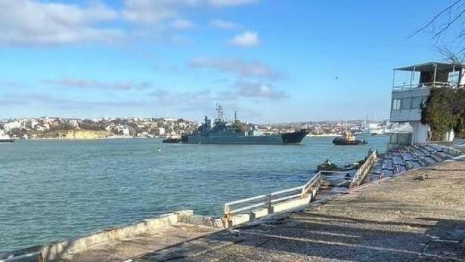 O mare navă de asalt amfibie rusă (LAS) în Portul Sevastopolul aflat sub ocupație. Ianuarie 2024. Crimeea, Ucraina. Sursa Foto: Gherilele Atesh.