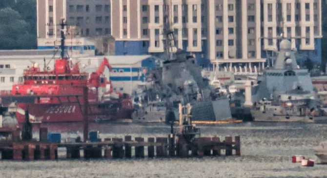Nava rusă Olenegorski Gorniak ancorată de o navă de sprijin în portul Novorossiisk, în urma unui atac cu o dronă kamikaze ucraineană. Sursa Foto: The Barentsobserver.
