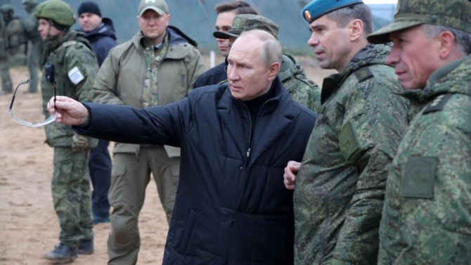 președintele Rusiei, Vladimir Putin, gesticulează în timpul unei vizite la o bază militară din regiunea Ryazan din Rusia. Sursa foto: Kremlin.ru.
