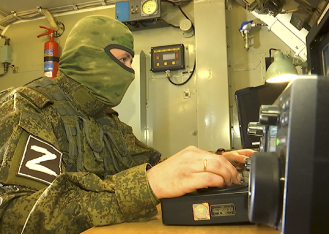 Soldat rus operând un sistem de război electronic în timpul operațiunilor militare din cadrul invadării Ucrianei. Foto: Ministerul Apărării din Rusia
