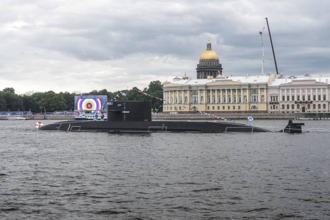 Submarin diesel rus din clasa Lada, în timpul paradei navale din 2019. Photo source: WIKIPEDIA