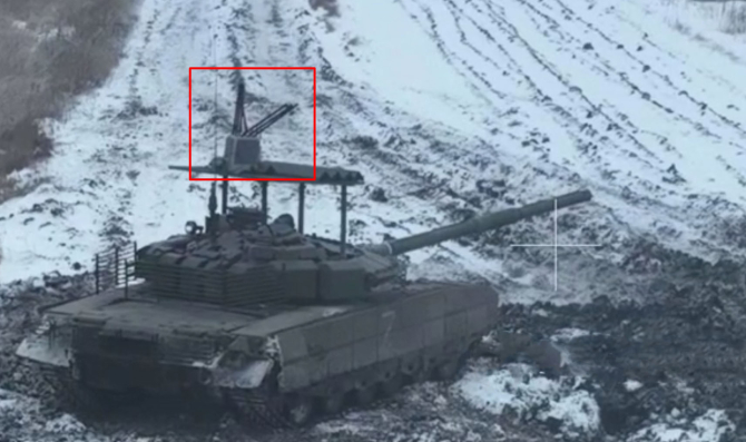 Tancul rusesc T-80BVM echipat cu sistemul de război electronic (EW) Sania. Ianuarie 2024. Sursa foto: Un cadru dintr-un material video prezentat de RIA NOVOSTI.
