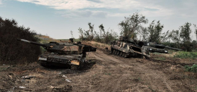 Un tanc ucrainean Leopard 2A6 distrus și unul avariat la sud de linia frontului din localitatea Mala Tokmachka, regiunea Zaporojie. Sursa foto: WM BLOOD.