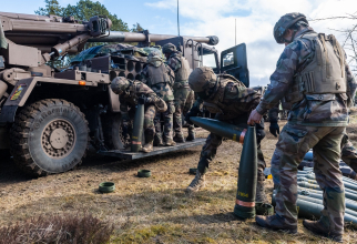 Militari francezi care operează sistemele de obuziere autopropulsate Caesar. Exercițiu comun cu Forțele Regale daneze / Sursa: Armée de Terre, facebook