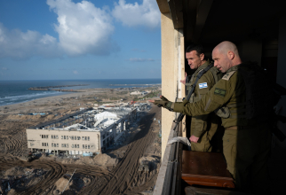 Generalul israelian Herzi Halevi, în nordul Fâșiei Gaza, în timp ce i se prezintă situația conflictului după intervenția militară a IDF generată de masacrul Hamas în Israel. Foto: IDF