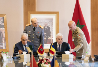 Ministrul apărării naționale, Angel Tîlvăr, și ministrul apărării naționale marocan, Abdeltif Loudyi,, au semnat, la Rabat, Acordul între Guvernul României şi Guvernul Regatului Maroc privind cooperarea în domeniul militar și tehnic. Sursa Foto: MApN.