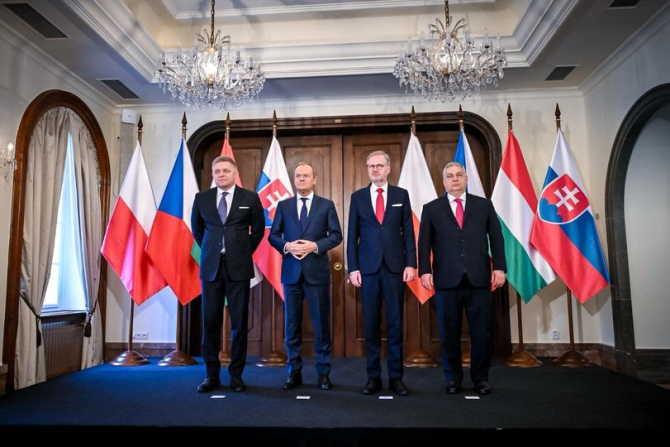 Șefii de guverne ai Grupului Visegrad (V4) din Polonia (Donald Tusk), Republica Cehă (Peter Fiala), Ungaria (Viktor Orban) și Slovacia (Robert Fico), reuniunea din 27 februarie,de la Praga.