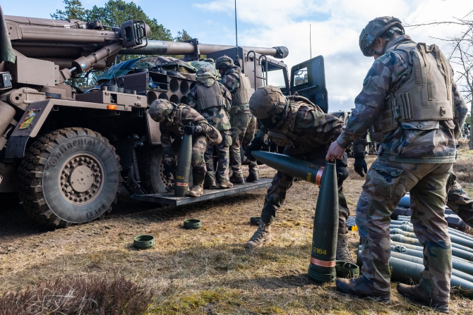 Militari francezi care operează sistemele de obuziere autopropulsate Caesar. Exercițiu comun cu Forțele Regale daneze / Sursa: Armée de Terre, facebook