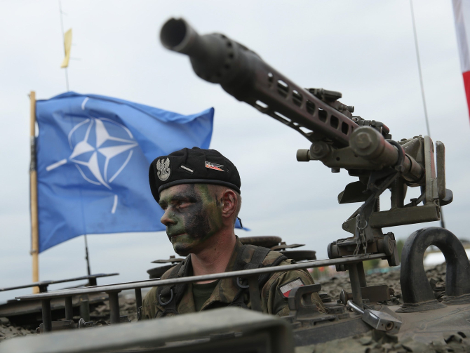 Un soldat polonez aflat într-un tanc în timpul unui exercițiu NATO. Sursa Foto: Getty Images.
