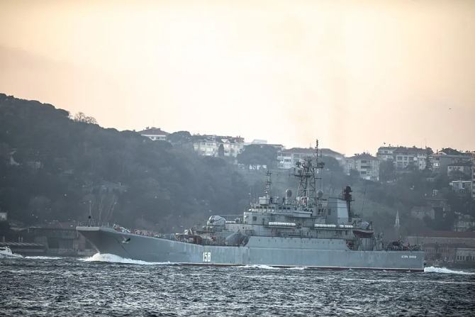 Nava rusă de desant ''Caesar Kunikov'', care ar fi fost scufundată într-un atac cu drone pe 14 februarie 2024, trece prin Bosfor în fața Saray Burnu din Istanbul, Turcia, la 14 decembrie 2015. Sursa Foto: Arif Hudaverdi Yaman/Getty Images).